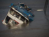 Количество жертв крушения теплохода "Звезда Востока", затонувшего на реке Янцзы в уезде Цзяньли (провинция Хубэй, Центральный Китай) 1 июня, возросло до 97 человек