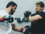 Пост сопровождает видео спарринга, где видно, как глава Чечни дважды от разных соперников пропускает удары слева в корпус