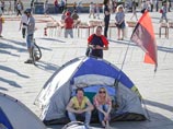 В Киеве неизвестные в масках снесли палатки "третьего Майдана", организатор протеста задержан В Киеве неизвестные в масках снесли палатки "третьего Майдана", организатор протеста задержан