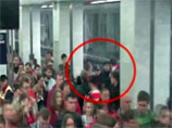 В московском метро футбольный фанат сломал нос пассажиру, помешавшему ему сделать селфи