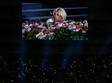 В церемонии приняла участие знаменитая американская певица Леди Гага, которая исполнила песню Джона Леннона "Imagine"