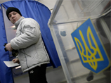 Мужчина на избирательном участке в генеральном консульстве Украины в Ростове-на-Дону в день второго тура выборов президента Украины в феврале 2010 года