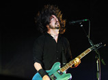 Лидер Foo Fighters сломал ногу на концерте в Гетеборге, группе пришлось отменить два ближайших выступления