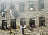 14 июня 1995 года боевики во главе с полевым командиром Шамилем Басаевым захватили в заложники более 1500 человек и удерживали людей в больнице в течение пяти суток, требуя от властей прекратить разоружение незаконных вооруженных формирований в Чечне