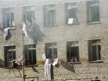 14 июня 1995 года боевики во главе с полевым командиром Шамилем Басаевым захватили в заложники более 1500 человек и удерживали людей в больнице в течение пяти суток, требуя от властей прекратить разоружение незаконных вооруженных формирований в Чечне 14 июня 1995 года боевики во главе с полевым командиром Шамилем Басаевым захватили в заложники более 1500 человек и удерживали людей в больнице в течение пяти суток, требуя от властей прекратить разоружение незаконных вооруженных формирований в Чечне