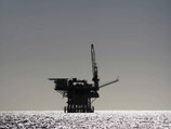Сев на каяки и спустившись на воду, они заблокировали буровую Shell Polar Pioneer, которая собирается уйти из городского порта к берегам Аляски, а затем - в Чукотское море Сев на каяки и спустившись на воду, они заблокировали буровую Shell Polar Pioneer, которая собирается уйти из городского порта к берегам Аляски, а затем - в Чукотское море