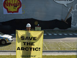 В США активисты Greenpeace безуспешно пытались блокировать нефтяную платформу Shell, отправившуюся на добычу нефти в Арктику 