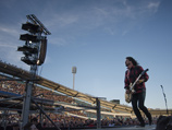Foo Fighters из-за сломанной ноги фронтмена отменили все европейские концерты, включая "Гластонбери"
