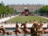"Это неприемлемо, когда искусство страдает": вандалы облили желтой краской "королевскую вагину" в Версале