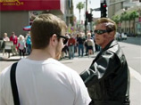 В выложенном на YouTube ролике показывается, как Шварценеггера гримируют под Терминатора, после чего он в образе киборга выходит на улицы Лос-Анджелеса и начинает общаться с прохожими "компьютерным" голосом