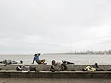 В крупнейшем портовом городе Индии Мумбаи произошло массовое отравление суррогатным алкоголем: погибли 66 человек