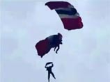Британский парашютист подхватил в воздухе падавшего товарища (ВИДЕО) Британский парашютист подхватил в воздухе падавшего товарища (ВИДЕО)