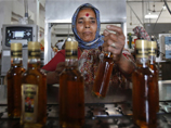 Число погибших от отравления суррогатным алкоголем в Индии увеличилось до 90 человек