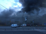 В Иркутске днем в воскресенье загорелся крупный торговый центр "Авалон", из-за сильного ветра огонь не удавалось взять под контроль, и через три часа после начала тушения возникла угроза обрушения конструкций