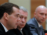 Премьер-министр РФ Дмитрий Медведев, лидер ЛДПР Владимир Жириновский, вице-спикер Госдумы Игорь Лебедев (слева направо) Премьер-министр РФ Дмитрий Медведев, лидер ЛДПР Владимир Жириновский, вице-спикер Госдумы Игорь Лебедев (слева направо)