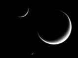 Космический зонд Cassini сделал уникальный снимок трех спутников Сатурна - Титана, Мимаса и Реи. На изображении, сделанном 25 марта этого года, они представлены в виде полумесяцев