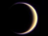 Самый крупный спутник - Титан - находился в момент съемки на расстоянии примерно в 2 миллиона километров от Cassini