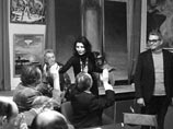 Джуна беседует с работниками редакции журнала "Техника молодежи", 1980 год Джуна беседует с работниками редакции журнала "Техника молодежи", 1980 год