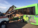 Автобус столкнулся с "КамАЗом" в Омской области, погибло 15 человек, сообщил источник