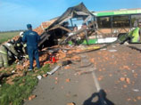 Автобус столкнулся с "КамАЗом" в Омской области, погибли 16 человек
