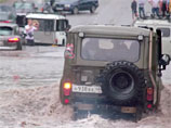 Крупные города России из-за ливней оказались "под водой": в Липецке вода почти полностью накрыла машины на автотрассах