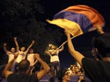 Полиция Армении призвала митингующих в Ереване не путать власть со "слугой" и не отказываться от встречи с президентом Полиция Армении призвала митингующих в Ереване не путать власть со "слугой" и не отказываться от встречи с президентом