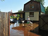 По оценке жителей, от наводнения пострадало свыше 9 тыс. садово-огороднических участков и частных домов, а также 27 тыс. человек