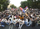 Полиция Армении потребовала от демонстрантов на проспекте Баграмяна в центре Еревана незамедлительно освободить территорию и перейти на площадь Свободы