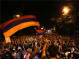 Протестующие в центре Еревана разделились на подчинившихся требованиям полиции и "провокаторов"