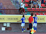 Белорусский футболист во время матча сделал предложение своей девушке (ВИДЕО)
