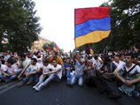В Армении двое участников акции против повышения цен на электроэнергию объявили голодовку В Армении двое участников акции против повышения цен на электроэнергию объявили голодовку