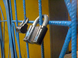 Тучная наркоторговка застряла в заборе и была задержана кемеровской полицией