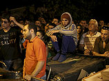 Ночь на среду прошла спокойно - часть протестующих, несмотря на уговоры полицейских и своих соратников, прекративших уличные акции, не расходится