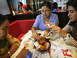 Мьянма встретила открытие первого ресторана фастфуда KFC гигантскими очередями 