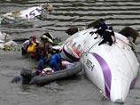 Пассажирский самолет ATR72-600 вылетал из аэропорта Тайбэя на остров Кинмень. Через две минуты после взлета связь с ним была потеряна. Перед крушением он задел крылом эстакаду, на которой в тот момент проезжали автомобили, после чего упал в реку