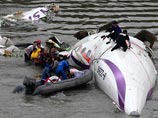 Пассажирский самолет ATR72-600 вылетал из аэропорта Тайбэя на остров Кинмень. Через две минуты после взлета связь с ним была потеряна. Перед крушением он задел крылом эстакаду, на которой в тот момент проезжали автомобили, после чего упал в реку Пассажирский самолет ATR72-600 вылетал из аэропорта Тайбэя на остров Кинмень. Через две минуты после взлета связь с ним была потеряна. Перед крушением он задел крылом эстакаду, на которой в тот момент проезжали автомобили, после чего упал в реку