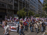 По данным местной полиции, в крупном митинге на центральной площади Афин Синтагма у стен греческого парламента участвуют около 15 тысяч сторонников отказа от предложений кредиторов по соглашению с Грецией на предстоящем референдуме 5 июля По данным местной полиции, в крупном митинге на центральной площади Афин Синтагма у стен греческого парламента участвуют около 15 тысяч сторонников отказа от предложений кредиторов по соглашению с Грецией на предстоящем референдуме 5 июля