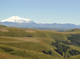 Вид на гору Эльбрус, расположенную на границе республик Кабардино-Балкарии и Карачаево-Черкесии
