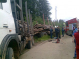 В Коми грузовик с прицепом снес остановку: трое погибших
