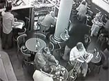 В аргентинском кафе мужчина, подозреваемый в педофилии, убил своего адвоката и застрелился (ВИДЕО)
