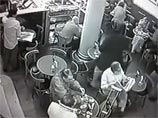 В аргентинском кафе мужчина, подозреваемый в педофилии, убил своего адвоката и застрелился (ВИДЕО) В аргентинском кафе мужчина, подозреваемый в педофилии, убил своего адвоката и застрелился (ВИДЕО)
