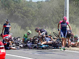 Третий этап престижной веломногодневки "Тур де Франс" в понедельник был на некоторое время приостановлен из-за жуткого завала, в котором серьезно пострадали несколько десятков спортсменов