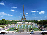 В Париже арестовали голую швейцарскую художницу, предлагавшую туристам сфотографироваться вместе на фоне Эйфелевой башни