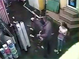В Одессе мужчина сбил девушку с ног ударом по лицу за сделанное замечание (ВИДЕО)