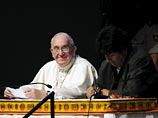 Папа в Боливии призвал изменить мировую экономику и получил в дар "пролетарское" распятие
