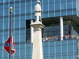 В городе Колумбия, столице штата Южная Каролина, с флагштока у здания парламента был снят флаг Конфедеративных штатов Америки, под которым воевал Юг во время гражданской войны 1861-1865 годов