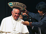 Папа Римский Франциск, находящийся с апостольским визитом в Боливии, вновь привлек внимание СМИ нестандартным для особы его ранга поведением