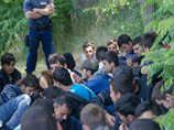 "В день примерно 1000 нелегалов пересекает границу Венгрии, поэтому нелегальная миграция является очень большой проблемой для нашей страны. В связи с этим необходимо принимать срочные меры", - заявили в местном правительстве