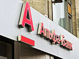 "Альфа-банк" предупредил своих клиентов о том, что денежные платежи на сумму свыше 15 тыс. евро, отправленные получателям в Грецию, возвращаются