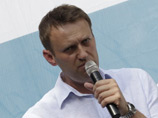 Полицейские из Калуги встретили отдохнувшего Навального у подъезда его дома в Москве